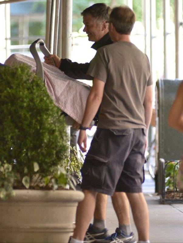 Алек Болдуин со своей новорожденной дочерью