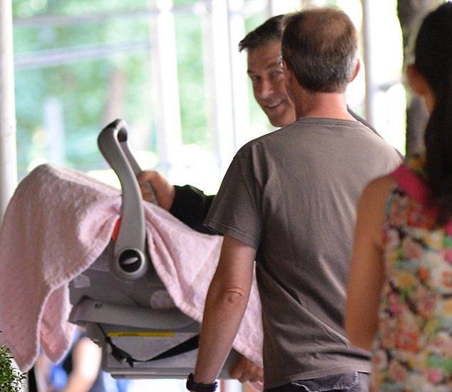 Алек Болдуин со своей новорожденной дочерью