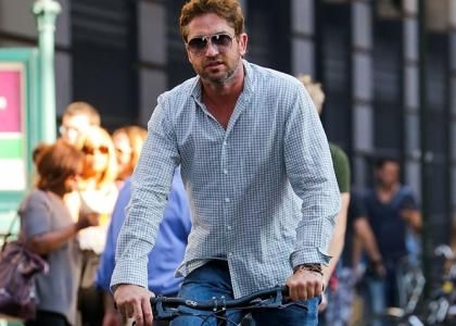 Джерард Батлер на велосипеде