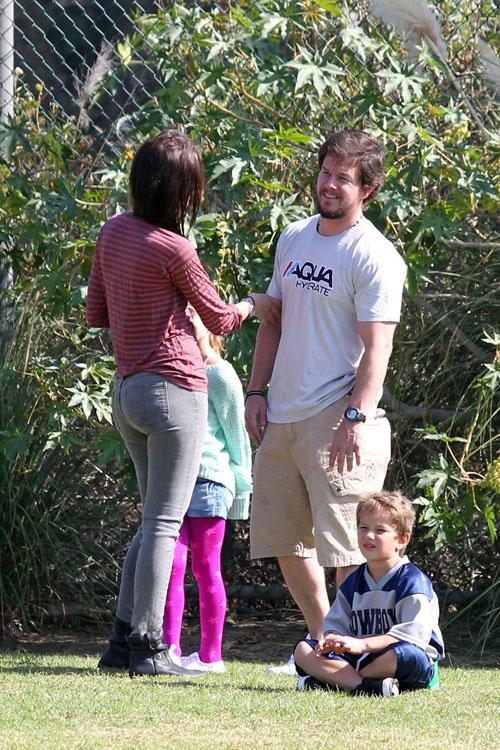 Марк Уолберг с сыном и женой