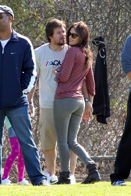 Марк Уолберг с сыном и женой