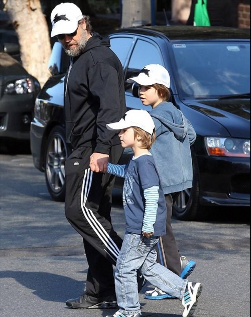 Рассел Кроу с сыновьями