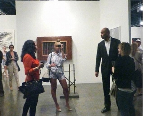 Бейонсе посетила выставку современного искусства Art Basel