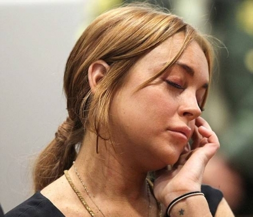 Линдсей Лохан в зале лос-анджелесского суда скучала