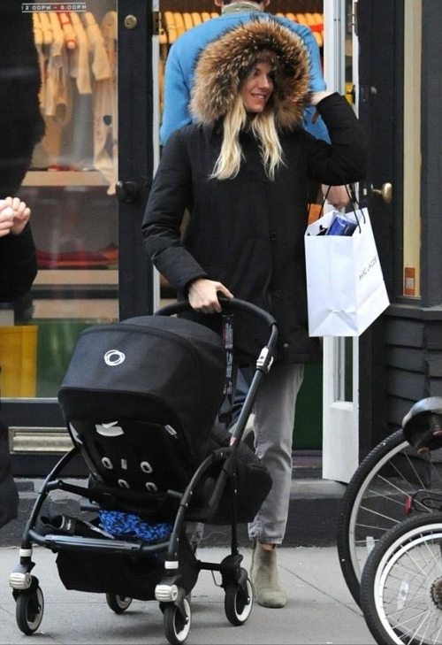 Сиенна Миллер приучает свою дочь к дизайнерской одежде