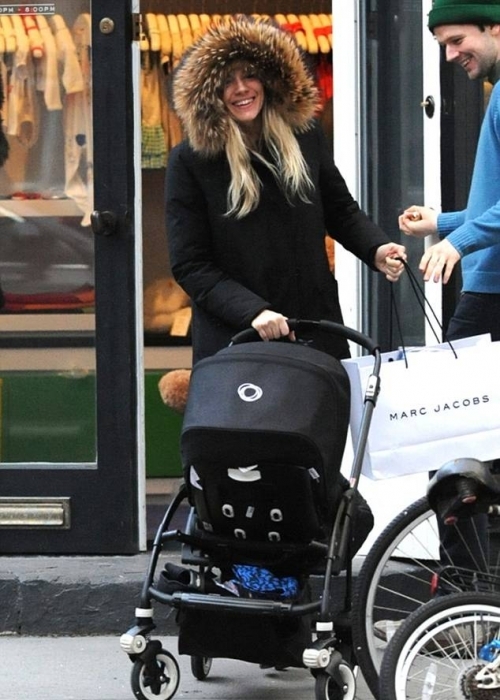 Сиенна Миллер приучает свою дочь к дизайнерской одежде