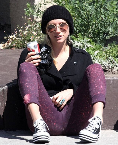 Ke$га пьет пиво