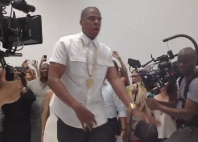 Суперзвезда рэпа Jay-Z в течении шести часов исполнял одну и туже песню в художественной нью-йоркской  галереи Pace.