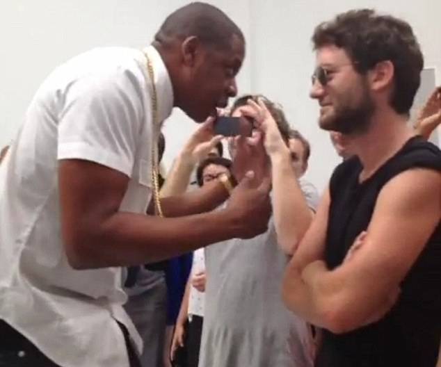 Суперзвезда рэпа Jay-Z в течении шести часов исполнял одну и туже песню в художественной нью-йоркской  галереи Pace.