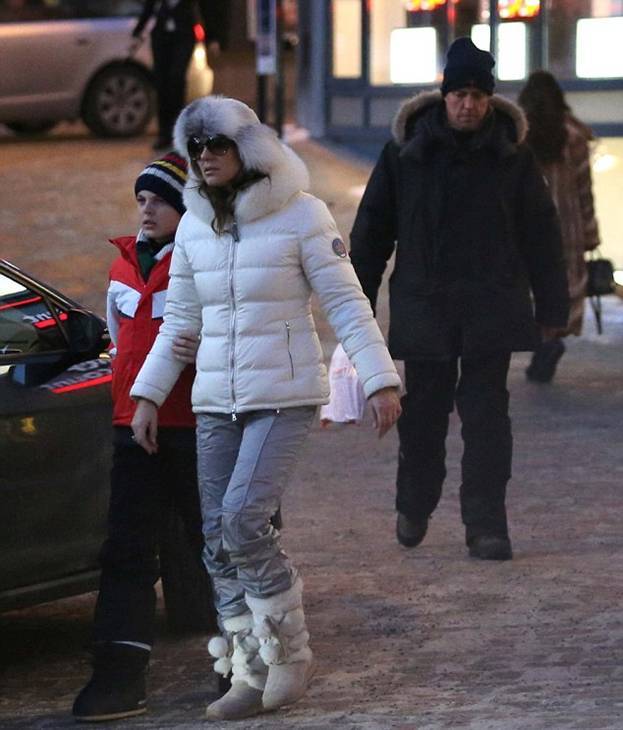 Элизабет Херли с сыном и Хью Грантом