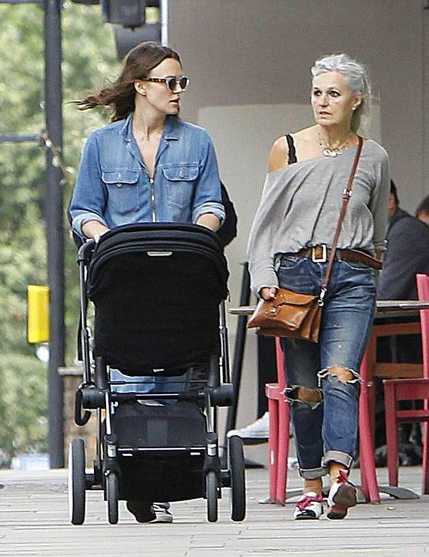 Кира Найтли с дочерью и матерью посетила магазин Petit Bateau