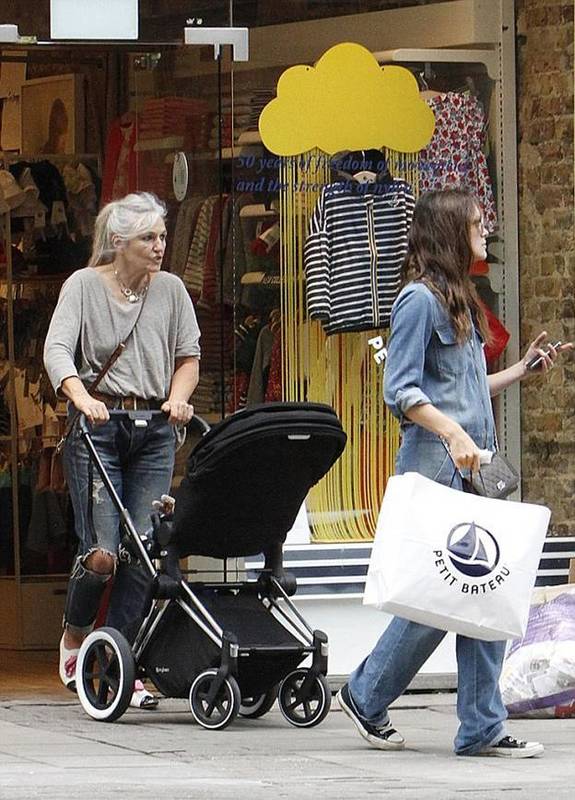 Кира Найтли с дочерью и матерью посетила магазин Petit Bateau