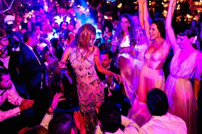 Ана Беатрис Баррос сменила свадебный наряд на платье Roberto Cavalli