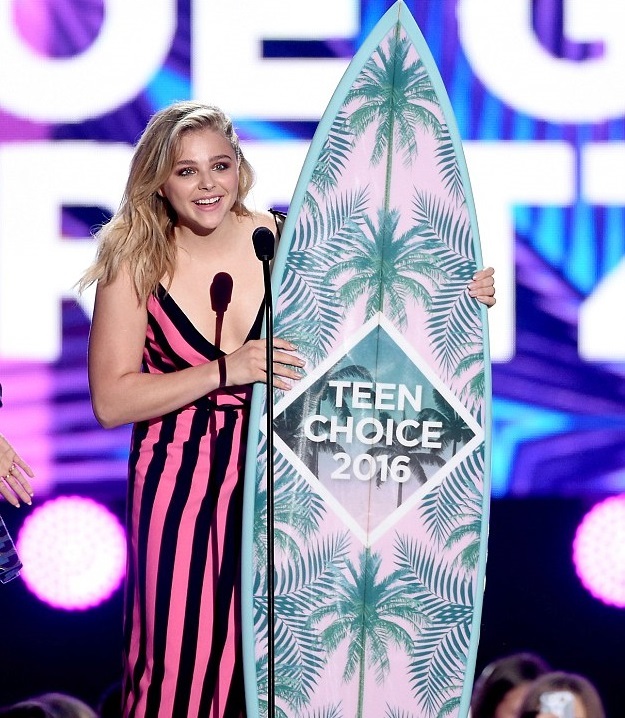 Хлоя Морец получила награду Teen Choice Awards в номинации "лучшая комедийная актриса"